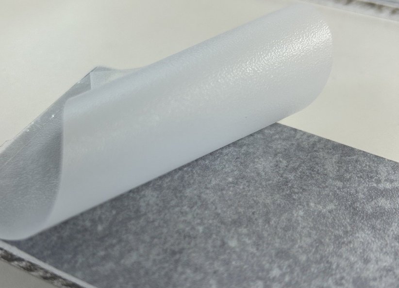 エンボスフィルムによる樹脂転写で石の触感を付与