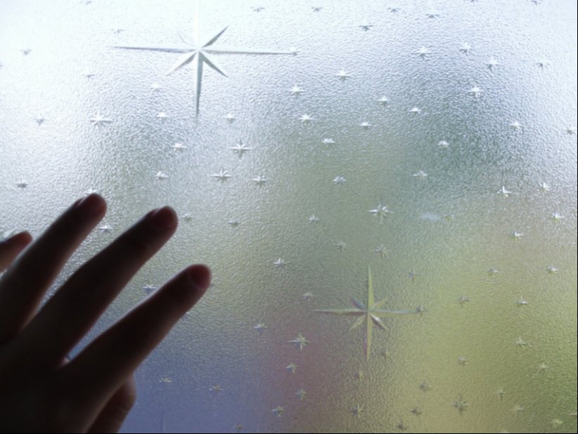 エンボス加工ですりガラス調のウィンドウフィルム