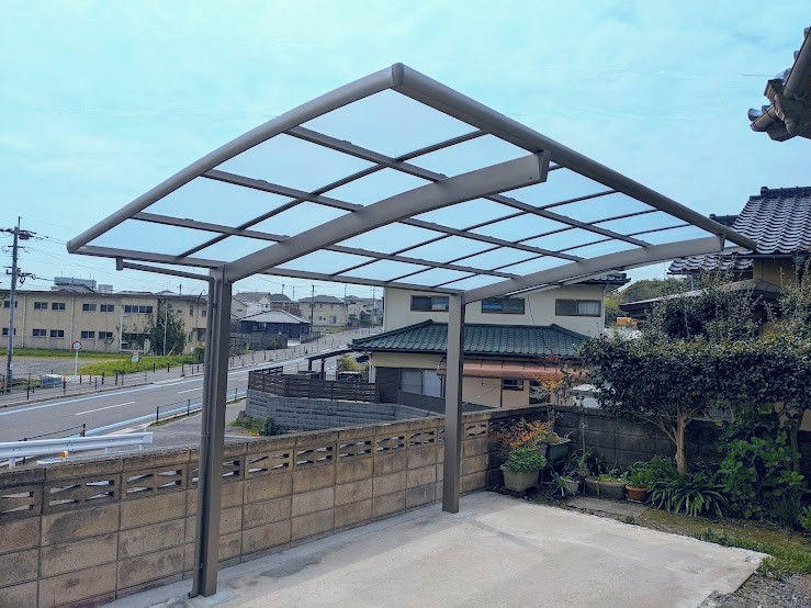 FRP樹脂にエンボスフィルムで形状を転写し、遮光性や意匠性を付与