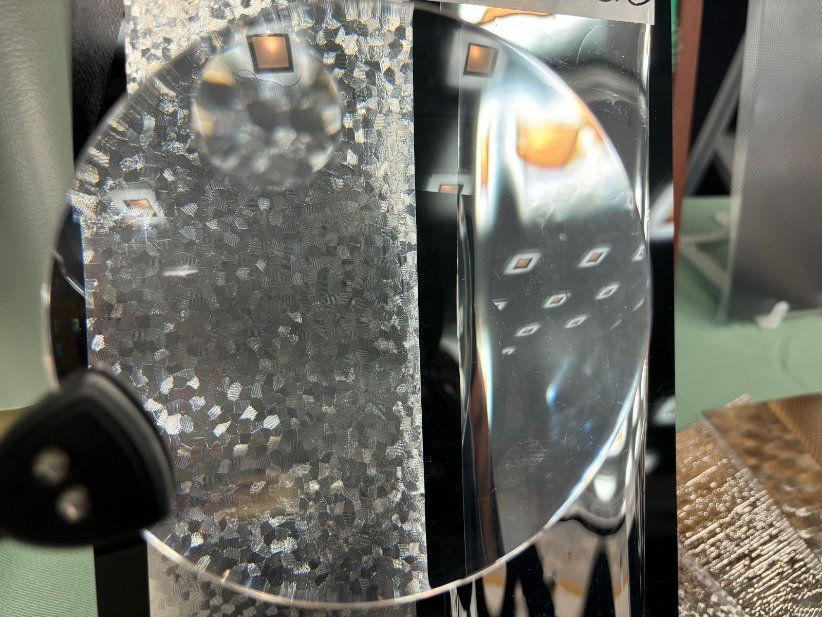 蒸着フィルムにエンボス加工することで光拡散性を高める