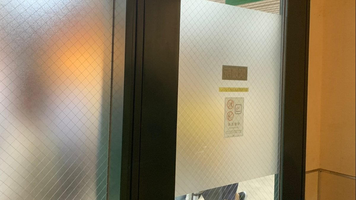 エンボスフィルムによるすりガラス調ウィンドウフィルム