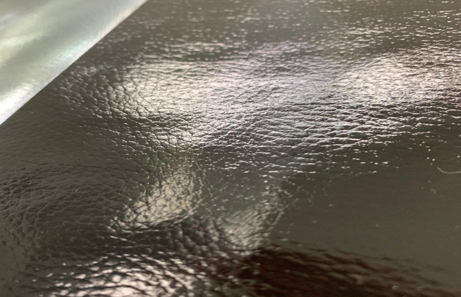 皮目柄のエンボスフィルムを樹脂に転写したサンプルの画像